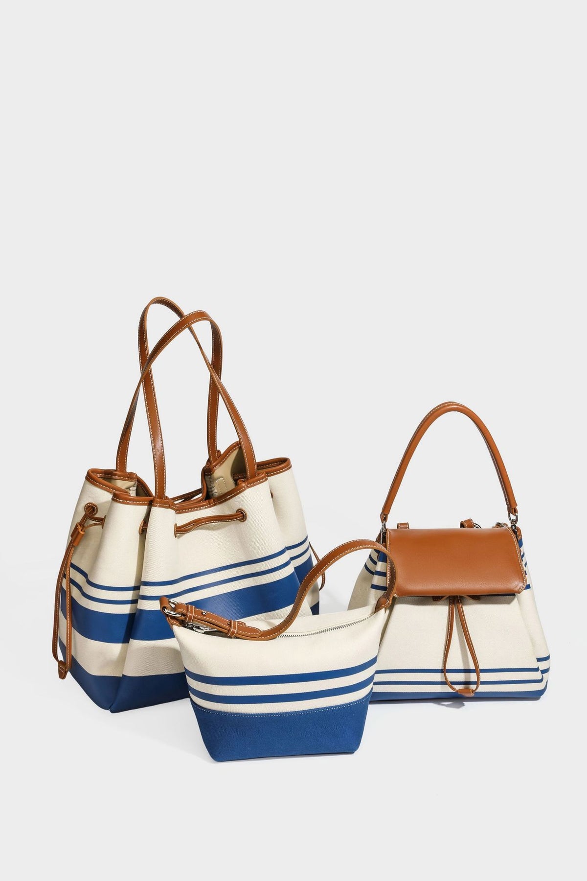 Cremefarbene und blau gestreifte Canvas-Schultertasche mit Träger in Lederoptik und Reißverschluss in Silberoptik, Detailansicht 29