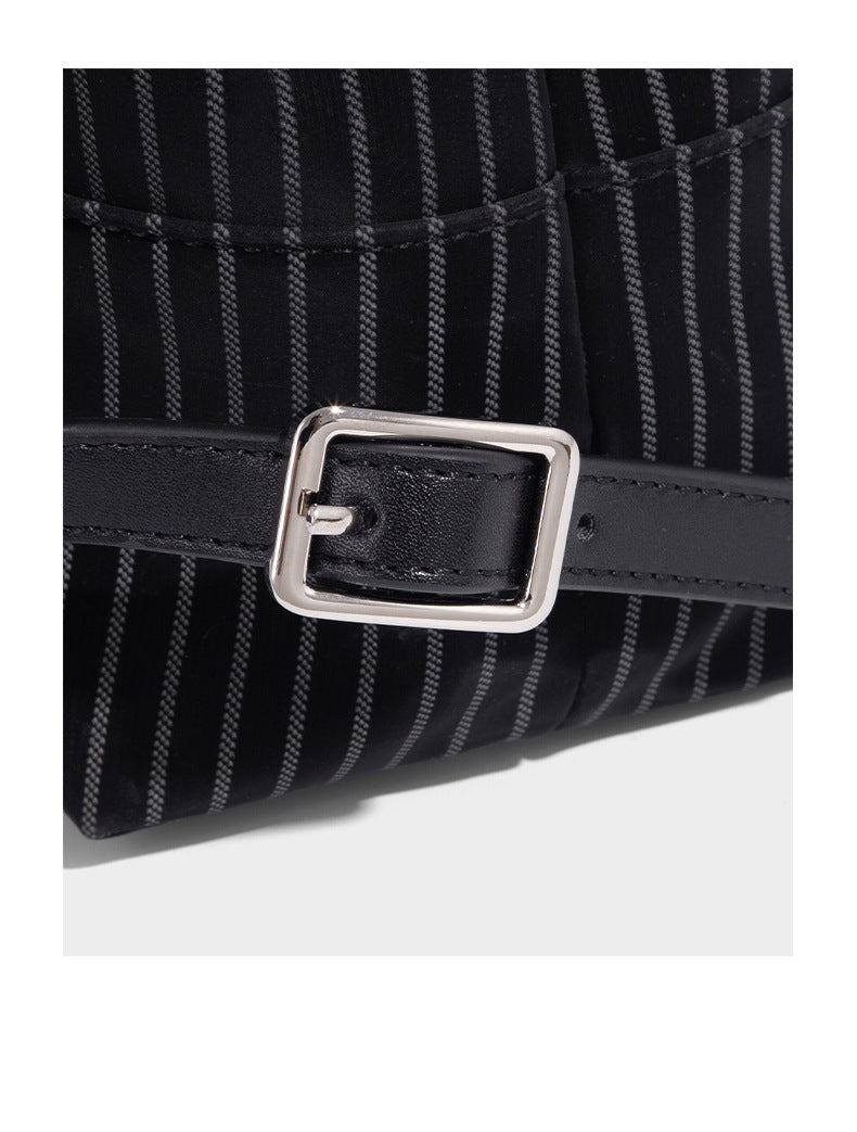 Schwarze wandelbare Rucksack-Handtasche mit Nadelstreifen, Kordelzugverschluss, Tragegriff aus Lederimitat und matten Metallbeschlägen, Detailansicht