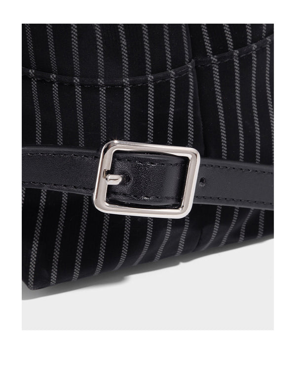 Schwarze wandelbare Rucksack-Handtasche mit Nadelstreifen, Kordelzugverschluss, Tragegriff aus Lederimitat und matten Metallbeschlägen, Detailansicht