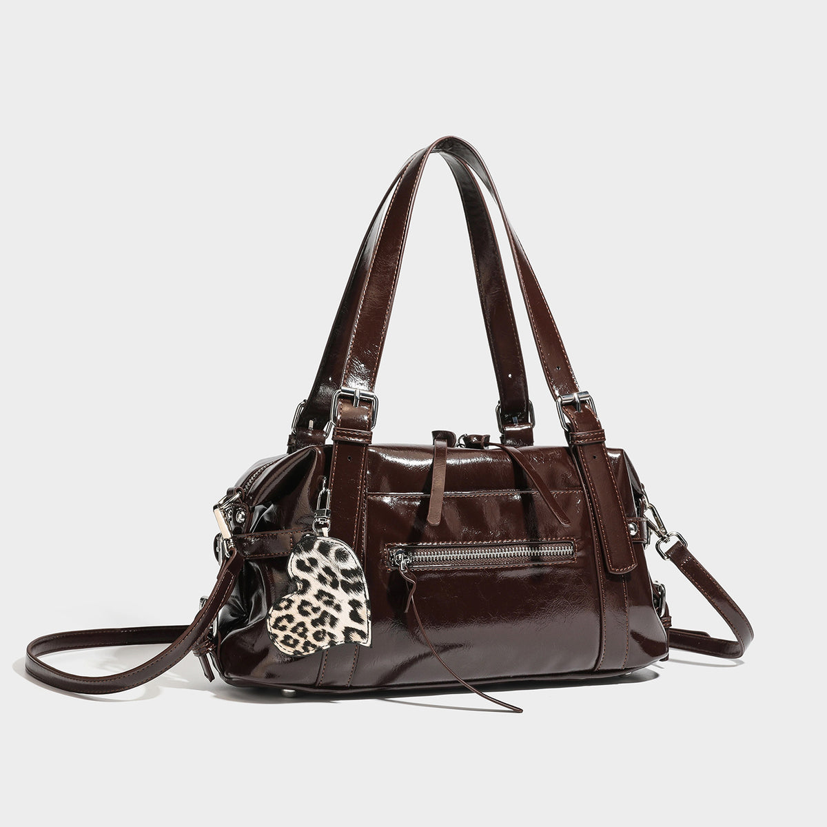 Strukturierte Schultertasche in glänzender Lederoptik mit abgerundeter Form, silberfarbenen Beschlägen, vorderer Reißverschlusstasche und Leopardenmuster