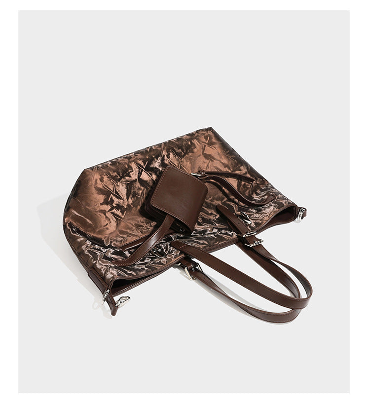 Glänzende, geknautschte Metallic-Tote-Bag mit zwei Tragegriffen oben, abnehmbarem Schulterriemen und abnehmbarer Mini-Reißverschlusstasche in Braun
