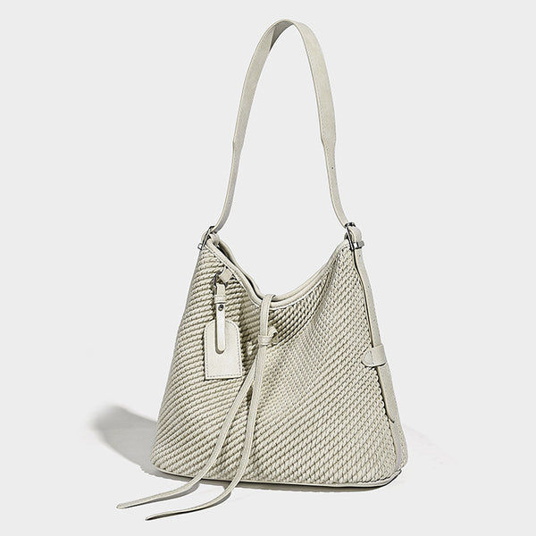 Große Schultertasche im gewebten Look mit glattem Besatz in Lederoptik, verstellbarem Riemen und herabhängendem Anhänger, Detailansicht
