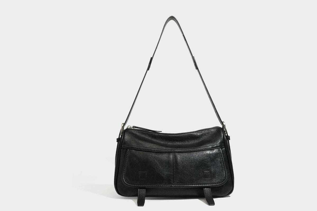 Formstabile rechteckige Schultertasche mit vorderem Überschlag in dunkler Espresso-Lederoptik, silberfarbenen Beschlägen und langem