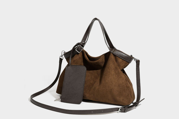 Große, weich fallende Tote aus Wildlederoptik in warmem Braun mit dunklen glatten Besätzen, zwei Tragegriffen, abnehmbarem Reißverschluss-Etui und, Detail