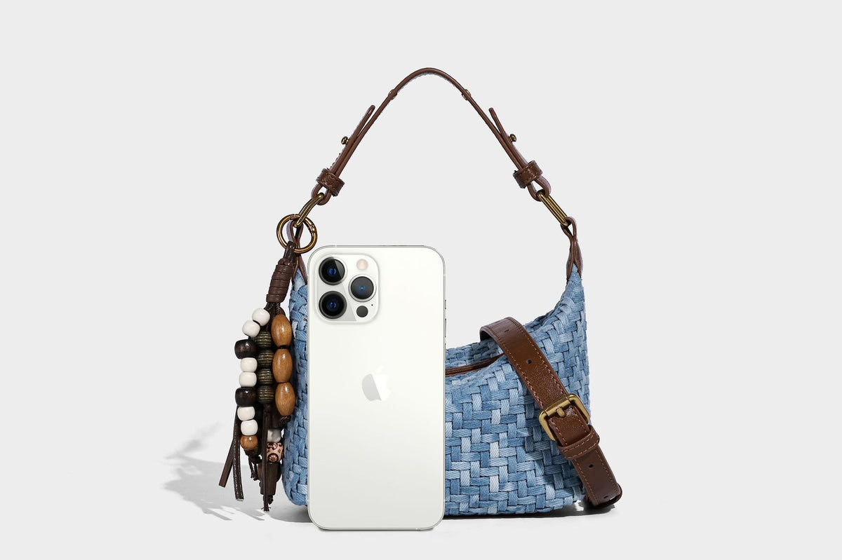 Hellblaue gewebte Hobo-Bag mit Besatz aus braunem Lederimitat, antikgoldfarbenen Beschlägen, verstellbarem Crossbody-Riemen und Perlen
