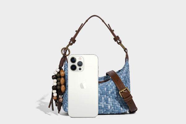 Hellblaue gewebte Hobo-Bag mit Besatz aus braunem Lederimitat, antikgoldfarbenen Beschlägen, verstellbarem Crossbody-Riemen und Perlen