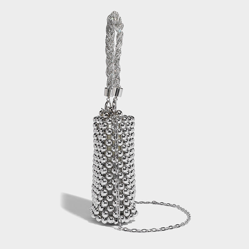 Mini-Bucket-Bag in zylindrischer Form, mit metallisch silberfarbenen Perlen besetzt, geflochtenem Tragegriff und Ketten-Schulterriemen, Detailansicht 16
