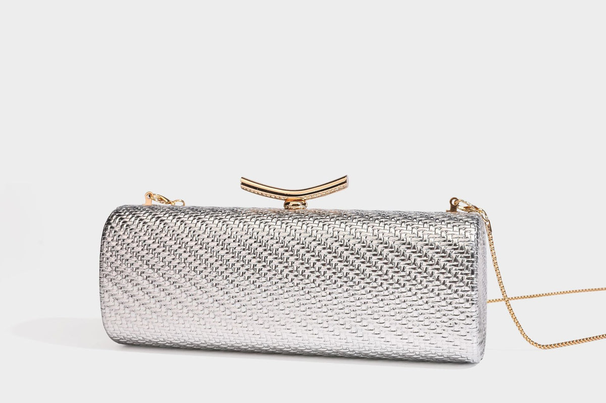 Strukturierte metallische Abend-Clutch mit gewebter Optik, geschwungenem goldfarbenem Kiss-Lock-Verschluss und abnehmbarem schmalem goldfarbenem Kettenriemen