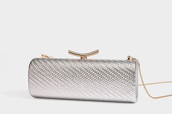 Strukturierte metallische Abend-Clutch mit gewebter Optik, geschwungenem goldfarbenem Kiss-Lock-Verschluss und abnehmbarem schmalem goldfarbenem Kettenriemen