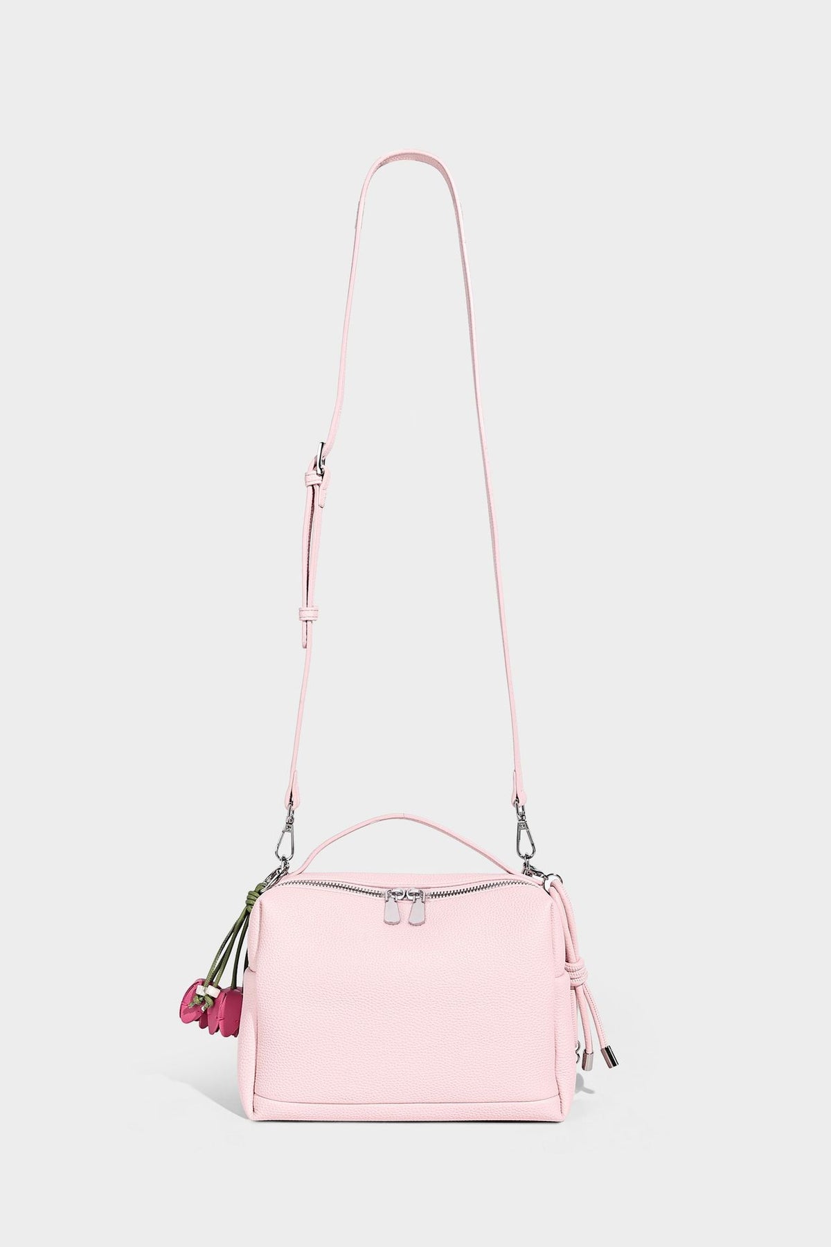 Kleine strukturierte Crossbody-Tasche mit Tragegriff aus genarbtem Material, Reißverschluss, silberfarbenen Beschlägen und optionalem Quastenanhänger