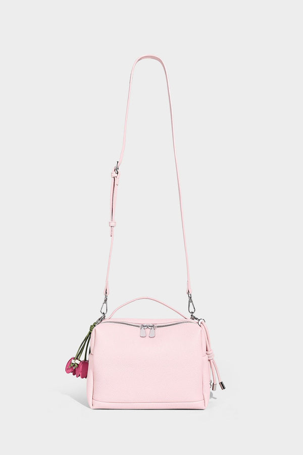 Kleine strukturierte Crossbody-Tasche mit Tragegriff aus genarbtem Material, Reißverschluss, silberfarbenen Beschlägen und optionalem Quastenanhänger