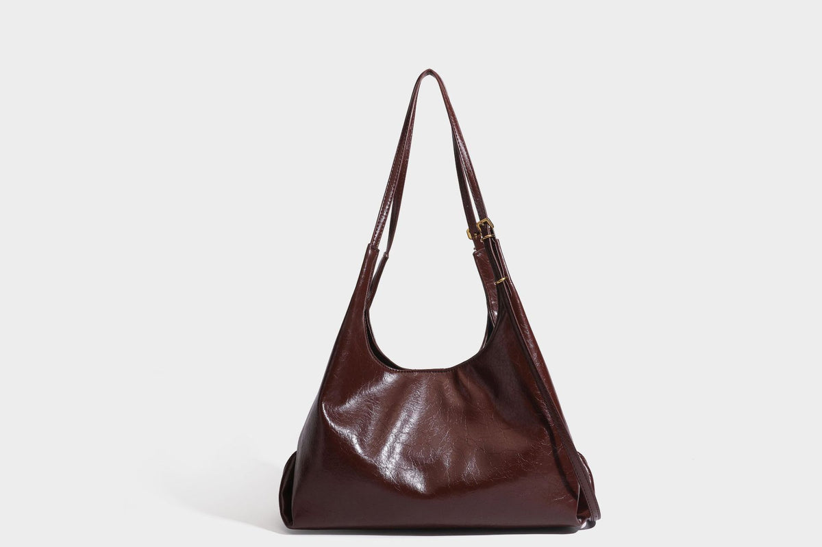 Locker fallende Hobo-Schultertasche mit offenem Oberteil aus glänzendem, geknautschtem Lederimitat in Dunkelbraun, mit schmalem verstellbarem Riemen und goldfarbenem