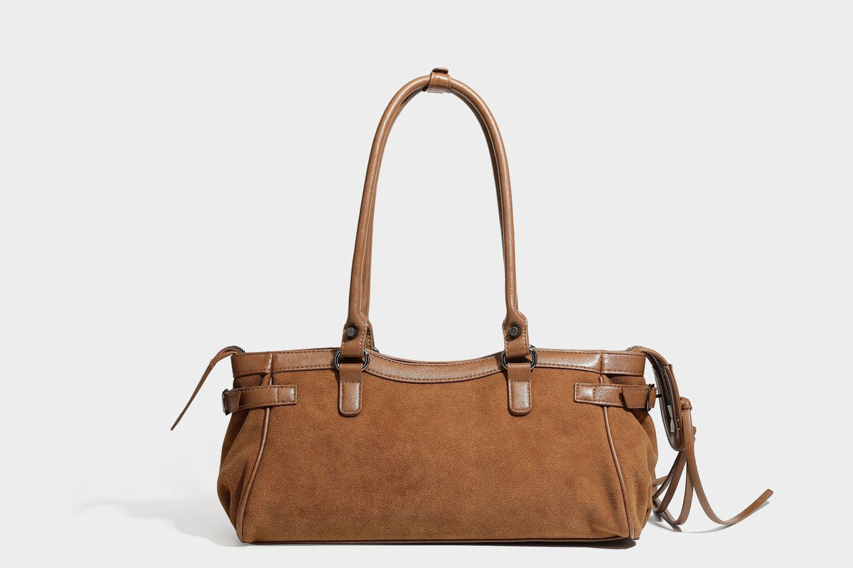 Strukturierte Vintage-Schultertasche im Moto-Stil mit matten Einsätzen in Velourslederoptik, Besatz in Lederoptik, dunkel silberfarbenen Nieten und vorderem Reißverschluss
