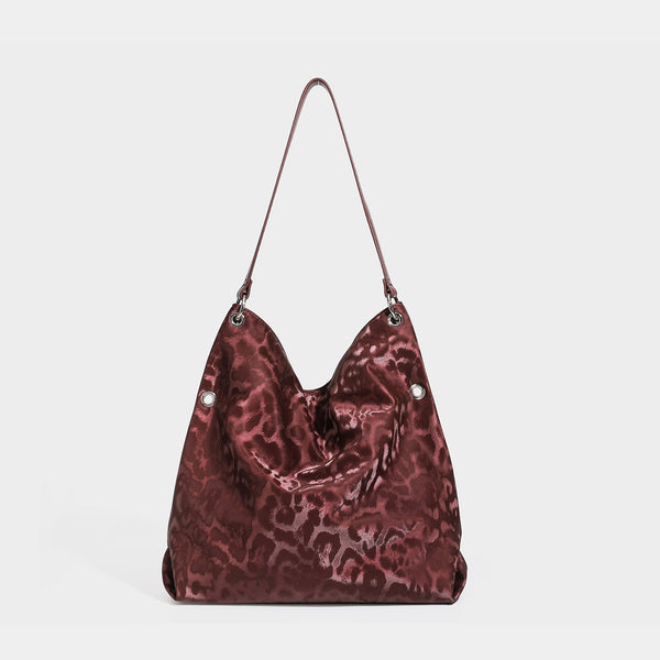 Große, weich fallende Schulter-Tote-Bag mit glänzendem Leopardenmuster in Braun und Schwarz, schmalem Riemen in Lederoptik und silberfarbenen