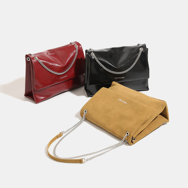 Große weiche Schultertasche in Velourslederoptik mit Umschlagklappe und silberfarbenem Kettenriemen, Detailansicht 2