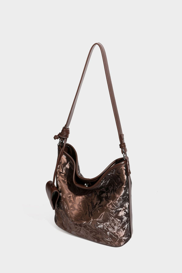 Große Hobo-Schultertasche mit Crinkle-Glanzfinish in Dunkelbraun, schmalem verstellbarem Riemen, geknoteten Beschlägen und seitlich befestigter Klappe