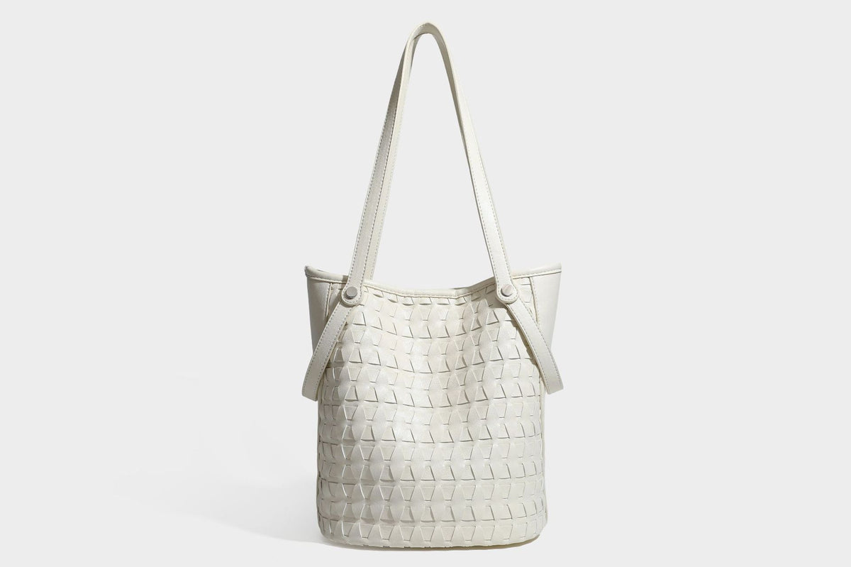 Shopper-Schultertasche im Bucket-Stil mit Webstruktur in Lederoptik, rundem Anhänger und langen doppelten Trägern, Detailansicht 24