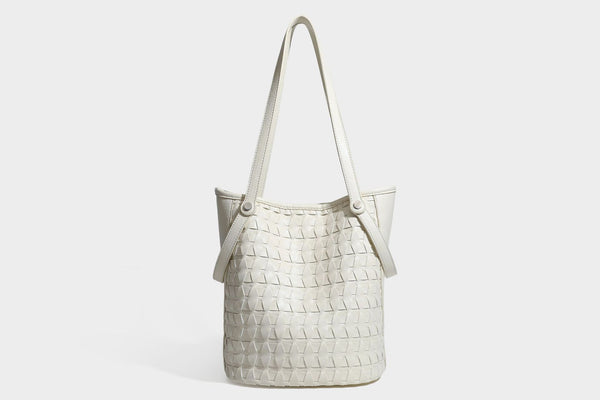 Shopper-Schultertasche im Bucket-Stil mit Webstruktur in Lederoptik, rundem Anhänger und langen doppelten Trägern, Detailansicht 24