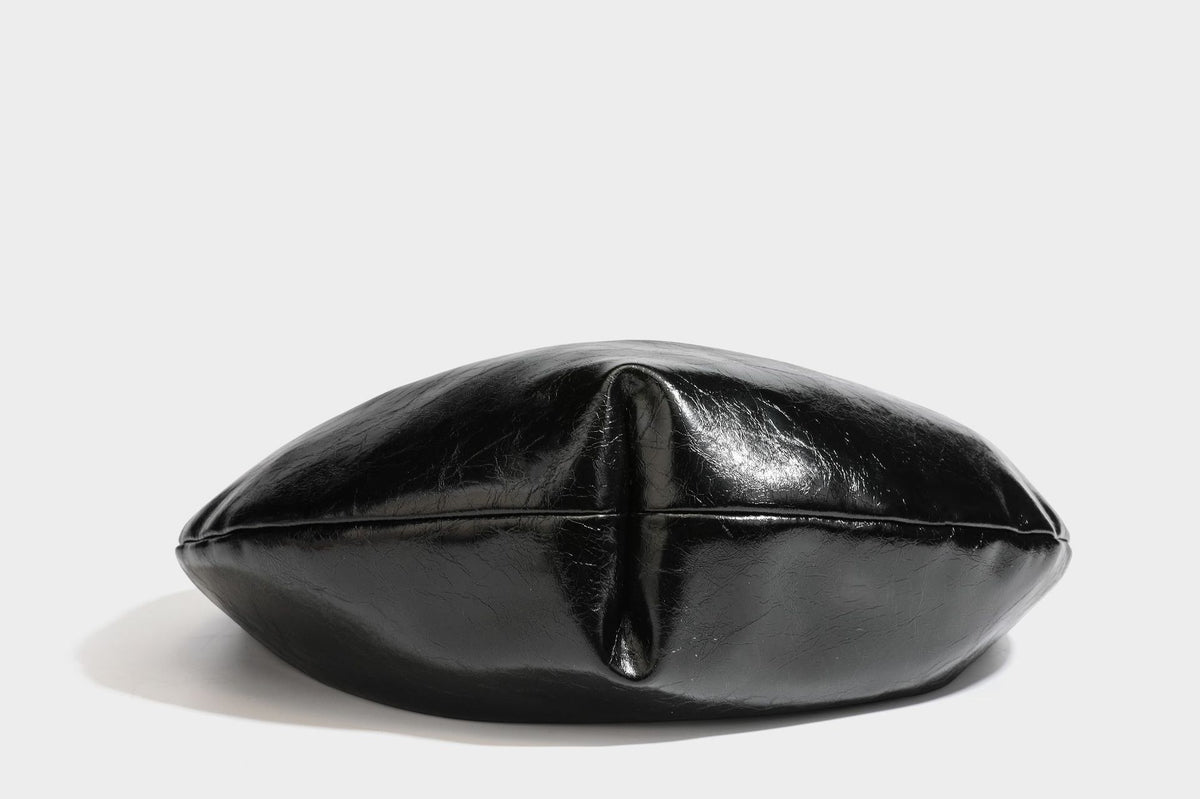 Lässig fallende Hobo-Schultertasche in Halbmondform mit glänzender, geknautschter Lederoptik, schmalem Riemen, silberfarbenen Ringbeschlägen und