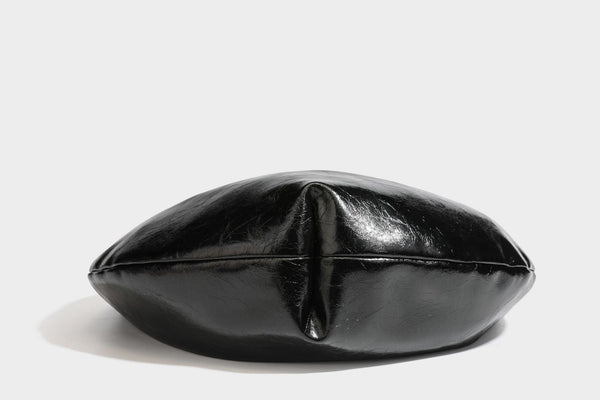 Lässig fallende Hobo-Schultertasche in Halbmondform mit glänzender, geknautschter Lederoptik, schmalem Riemen, silberfarbenen Ringbeschlägen und