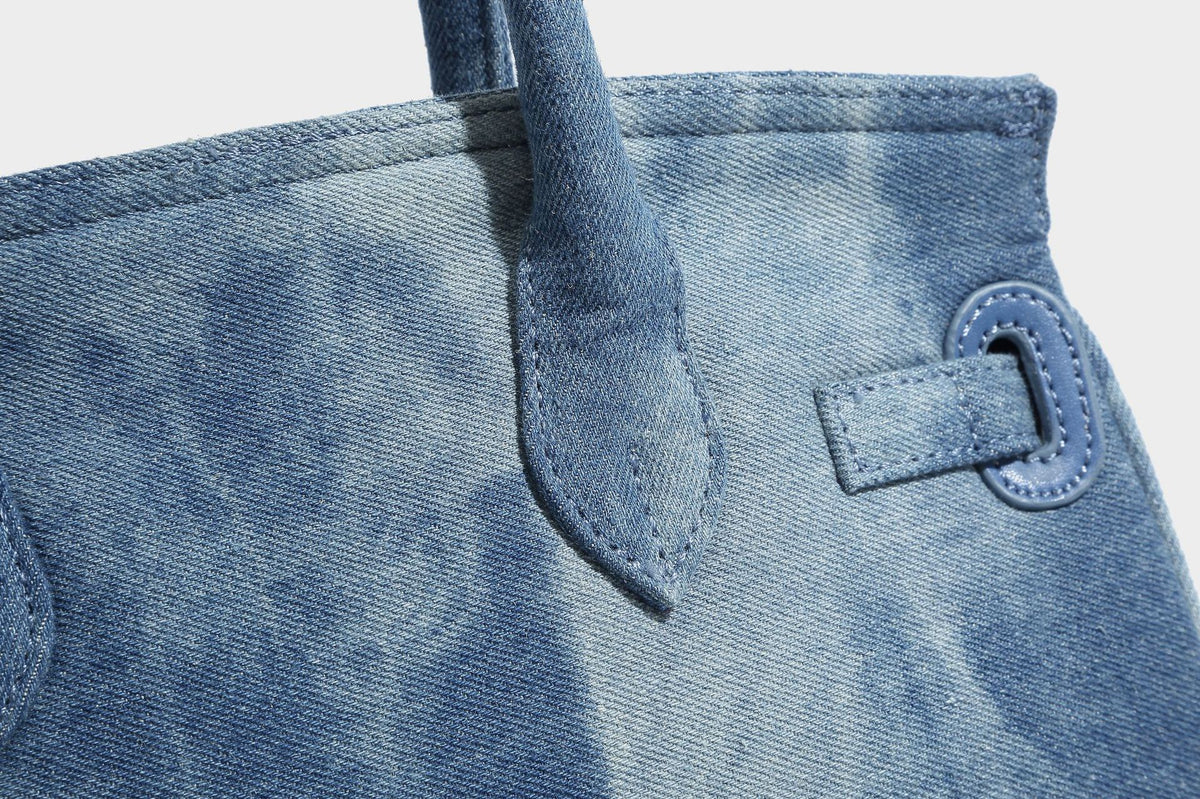 Strukturierte Patchwork-Henkeltasche aus gewaschenem Denim mit gerollten Tragegriffen, Überschlag mit Drehverschluss, aufgesetzten Fronttaschen und, Detail