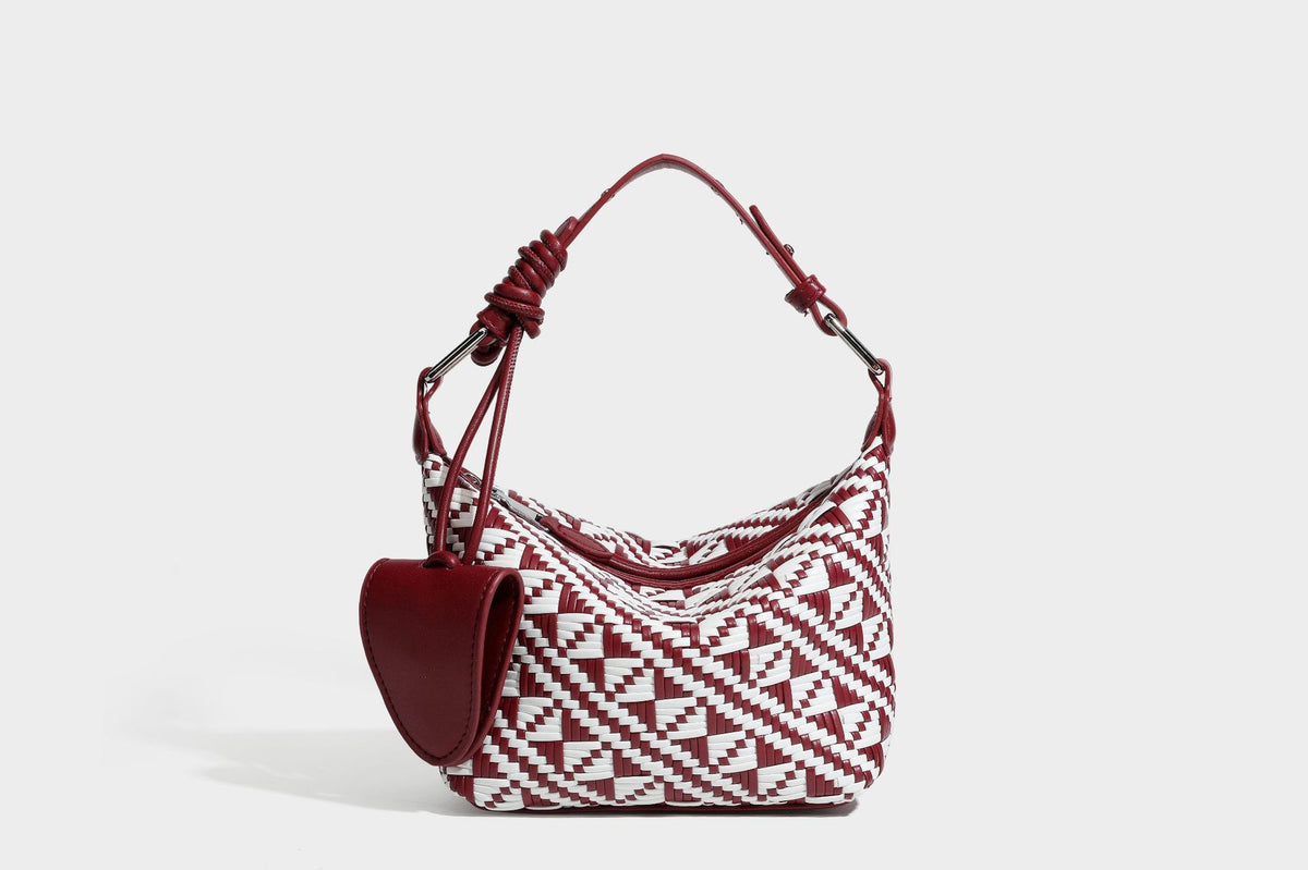 Kleine gewebte geometrische Schultertasche in Schwarz und Weiß mit glattem Besatz in dunkelbrauner Lederoptik, verstellbarem Knotenriemen, Seitenansicht