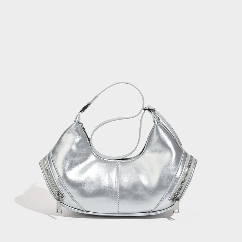 Mini-Hobo-Schultertasche in Halbmondform mit zwei seitlichen Reißverschlusstaschen und silberfarbenen Beschlägen, Vorderansicht