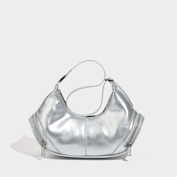 Mini-Hobo-Schultertasche in Halbmondform mit zwei seitlichen Reißverschlusstaschen und silberfarbenen Beschlägen, Vorderansicht