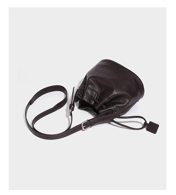 Kleine Beuteltasche in genarbter Lederoptik mit Kordelzug, verstellbarem Crossbody-Riemen und silberfarbenen Beschlägen, Detailansicht 11