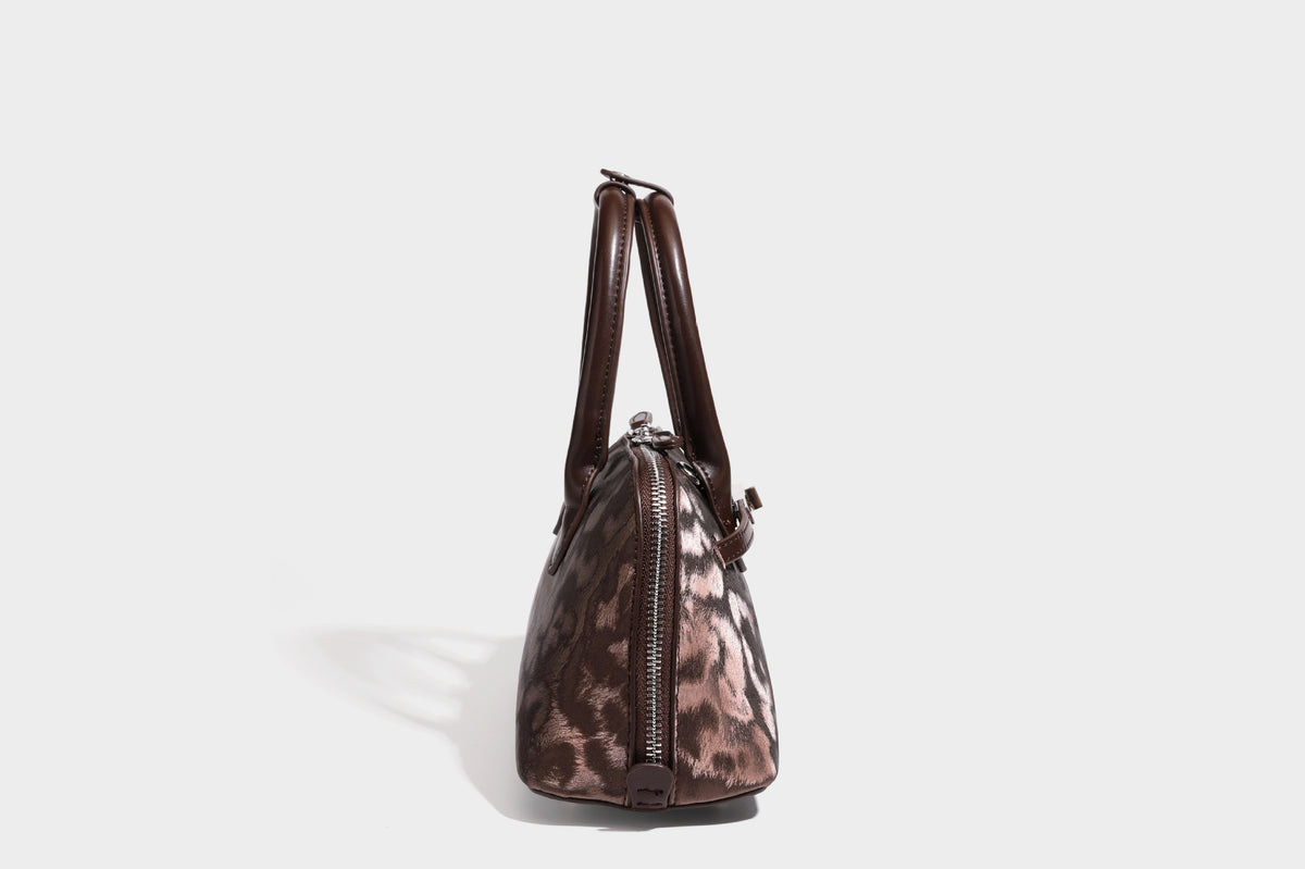 Strukturierte Henkeltasche mit tonal abgestimmtem Leopardenprint, Besatz in Lederoptik, gerollten Henkeln, vorderem Drehverschluss und