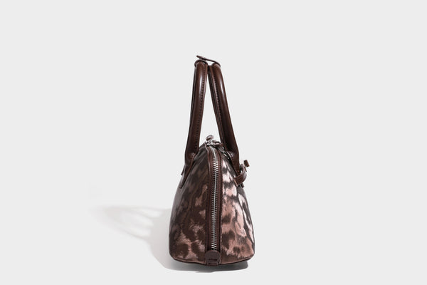Strukturierte Henkeltasche mit tonal abgestimmtem Leopardenprint, Besatz in Lederoptik, gerollten Henkeln, vorderem Drehverschluss und