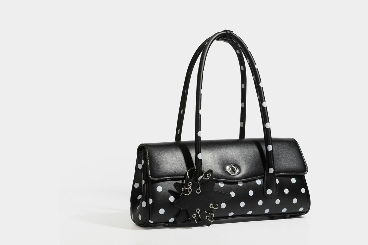Strukturierte Baguette-Tasche mit Polka-Dot-Muster, glänzender Lederoptik, zwei Tragegriffen, silberfarbener Drehverschlussklappe und