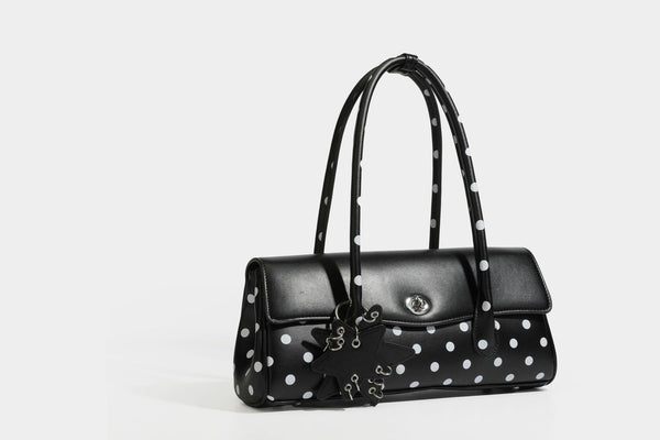 Strukturierte Baguette-Tasche mit Polka-Dot-Muster, glänzender Lederoptik, zwei Tragegriffen, silberfarbener Drehverschlussklappe und