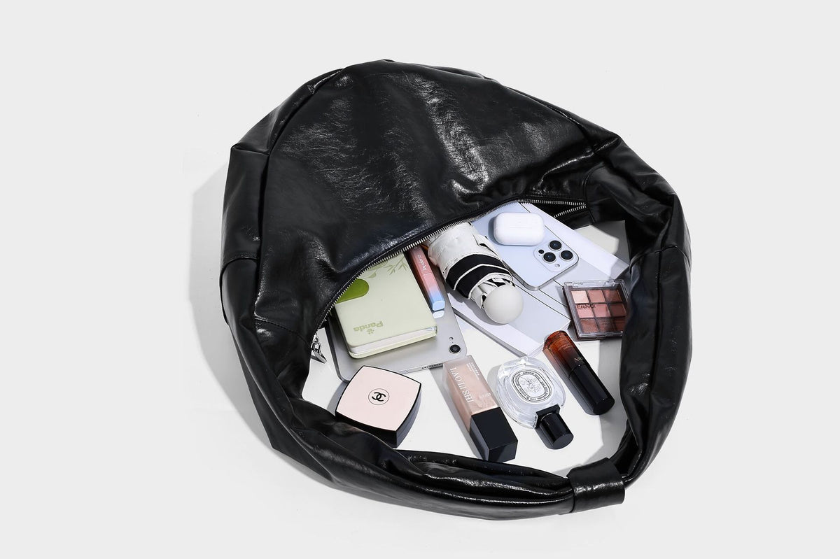 Schwarze, glänzende, weich fallende, halbmondförmige Hobo-Bag mit breitem integriertem Schulterriemen und silberfarbenem Reißverschluss, Detailansicht 22