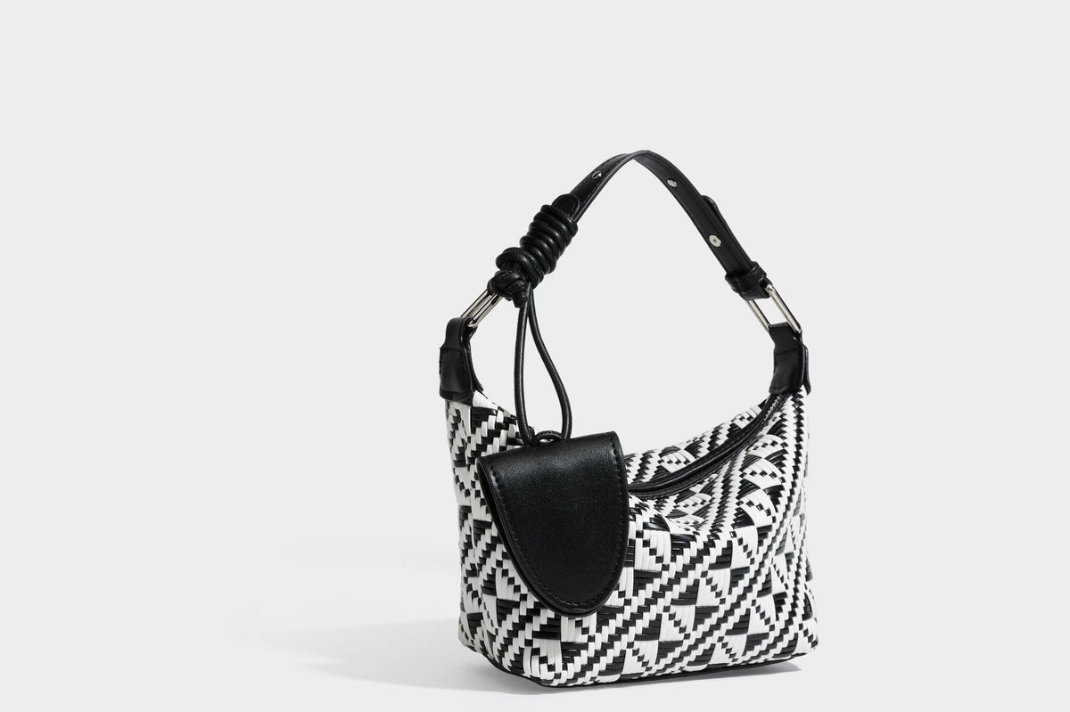 Kleine schwarz-weiße Schultertasche mit gewebtem geometrischem Muster, glatter dunkelbrauner Besatz aus Lederoptik, geknotetem verstellbarem Riemen und seitlichem