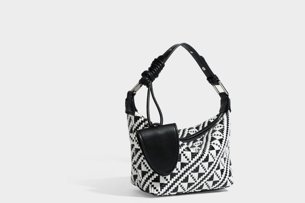Kleine schwarz-weiße Schultertasche mit gewebtem geometrischem Muster, glatter dunkelbrauner Besatz aus Lederoptik, geknotetem verstellbarem Riemen und seitlichem