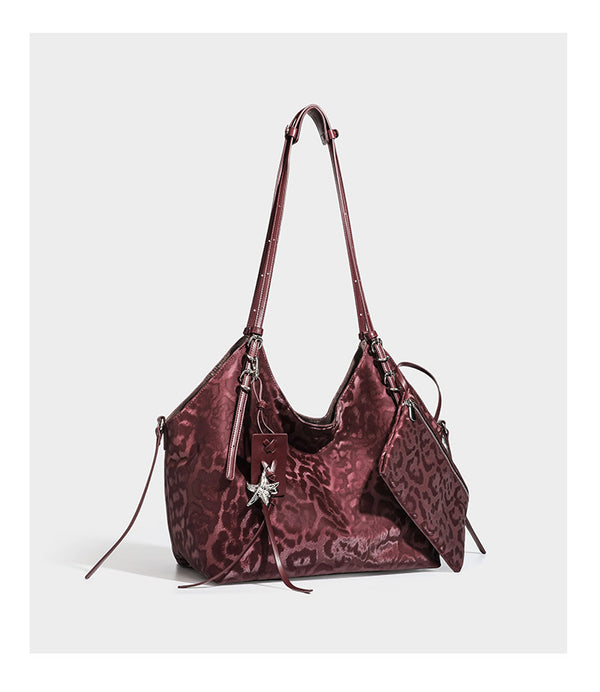 Große, glänzende Hobo-Schultertasche mit Leopardenprint, abnehmbarem Reißverschlusstäschchen und silberfarbenem Seestern-Anhänger, Detailansicht