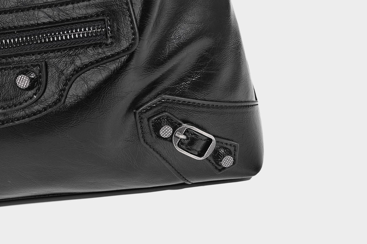 Große, glänzende Hobo-Schultertasche mit geknautschtem Effekt, dunkelfarbenen Nieten, Reißverschluss, vorderem Reißverschlussfach und verstellbarem Crossbody-Riemen