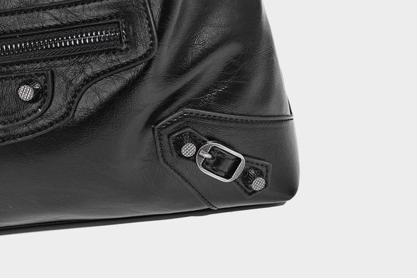 Große, glänzende Hobo-Schultertasche mit geknautschtem Effekt, dunkelfarbenen Nieten, Reißverschluss, vorderem Reißverschlussfach und verstellbarem Crossbody-Riemen