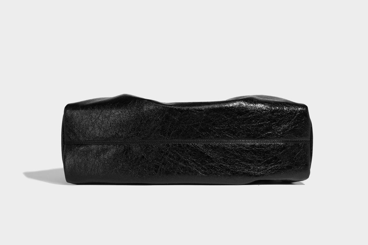 Locker fallende trapezförmige Tote-Schultertasche mit glänzender, geknautschter Lederoptik, zwei Schlaufenhenkeln, Reißverschluss oben und