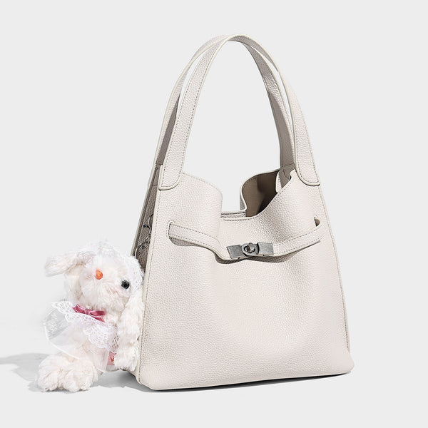 Geräumige Tote-Bag in genarbter Lederoptik mit Riemendetail und Drehverschluss in Silberoptik sowie zwei Henkeln, Detailansicht 6
