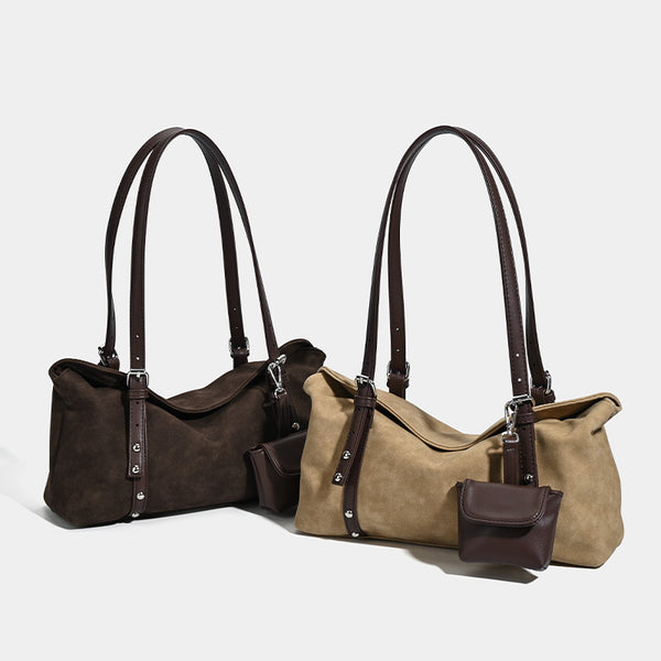 Große lässig fallende Hobo-Schultertasche in Camel mit dunkelbraunen Details in Lederoptik, zwei Schulterriemen, silberfarbenen Beschlägen und