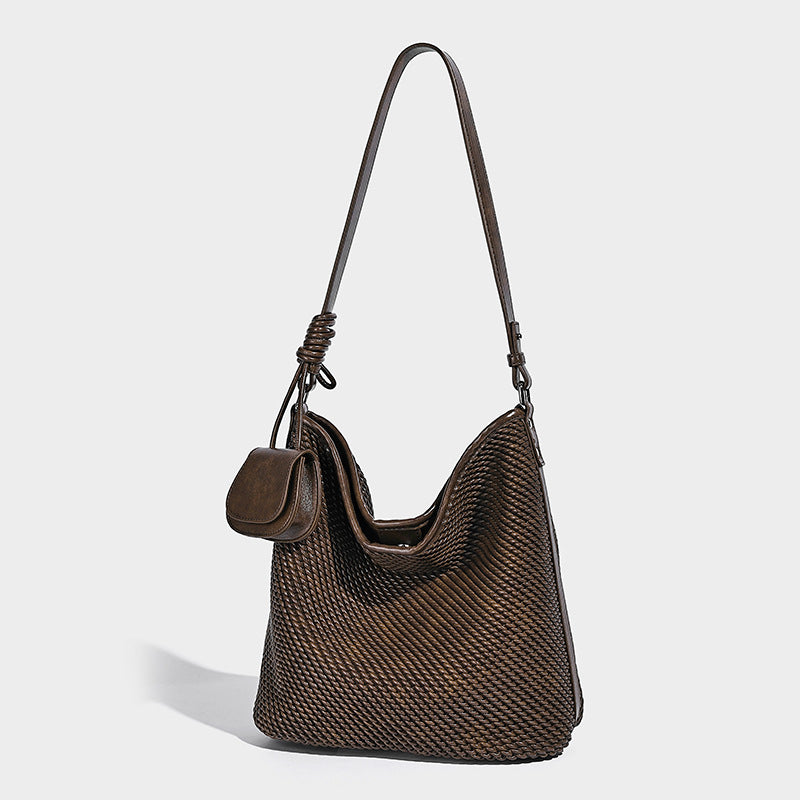 Große, weich fallende Hobo-Schultertasche in gewebter Optik in Braun mit Mini-Klappentasche und schmalem geknotetem Träger, Vorderansicht