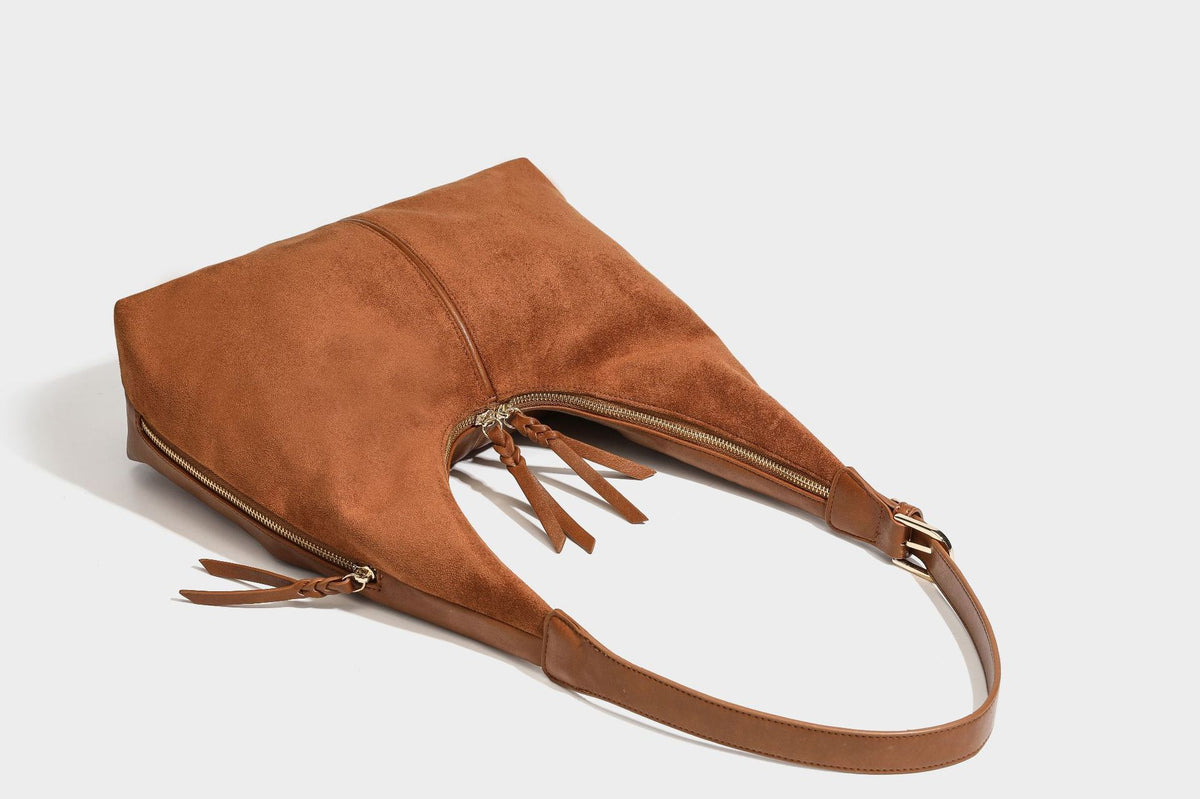 Lässig fallende Hobo-Schultertasche mit strukturierter Wildlederoptik, Reißverschluss oben, Quasten-Zippern und goldfarbenem, verstellbarem