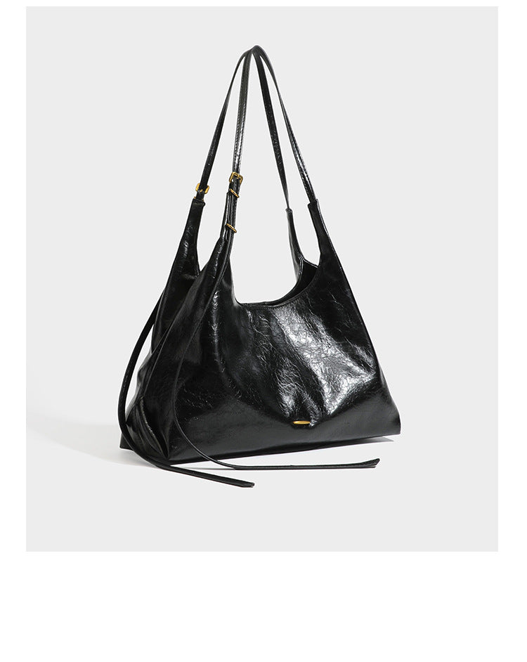 Lässige Hobo-Schultertasche mit offenem Oberteil in glänzender, geknautschter dunkelbrauner Lederoptik mit schmalem verstellbarem Riemen und goldfarbenem