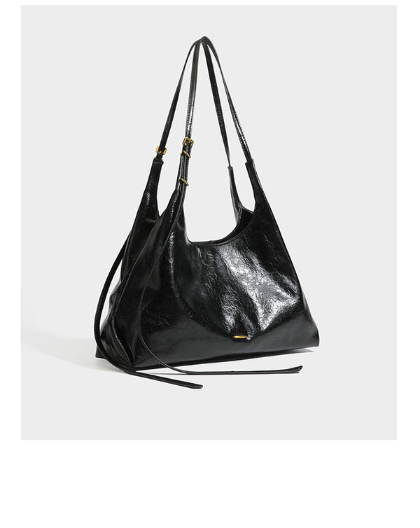 Lässige Hobo-Schultertasche mit offenem Oberteil in glänzender, geknautschter dunkelbrauner Lederoptik mit schmalem verstellbarem Riemen und goldfarbenem