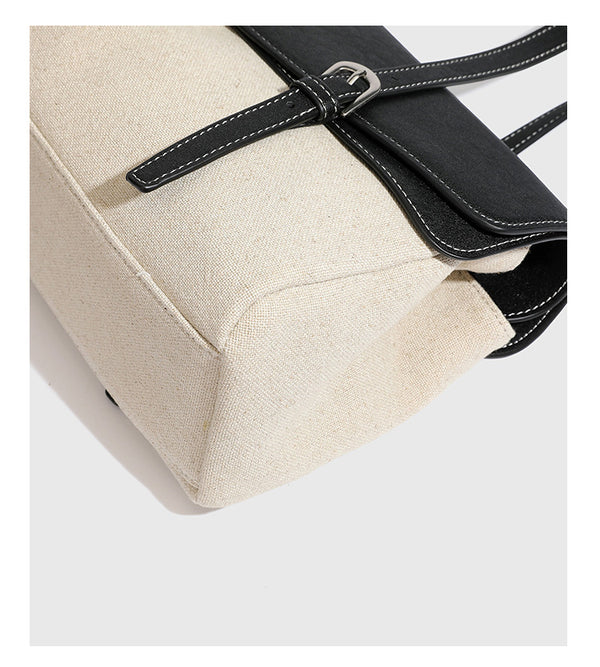Strukturierte zweifarbige Schultertasche mit Klappe in schwarzer Lederoptik, cremefarbenem Körper mit Webstruktur, silberfarbenem Drehverschluss und doppeltem