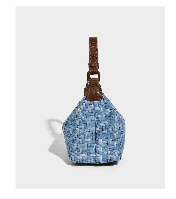 Hellblaue gewebte Hobo-Bag mit Besatz aus braunem Lederimitat, antikgoldfarbenen Beschlägen, verstellbarem Crossbody-Riemen und Perlen