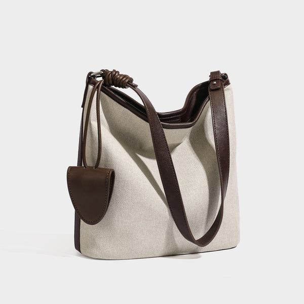 Schulter-Shopper aus haferbeigem Canvas mit dunkelbrauner Kunstleder-Optik, langem verstellbarem Riemen und aufgesetzter Mini-Tasche mit Überschlag, Detailansicht