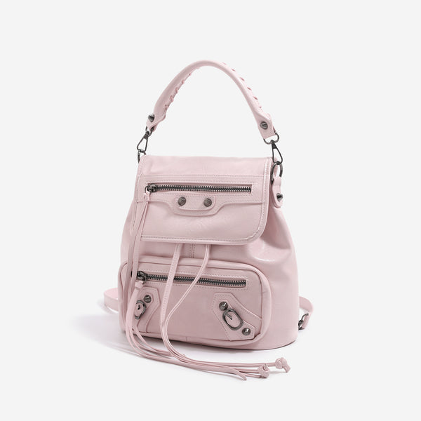 Kompakter Retro-Moto-Rucksack in Handtaschenform mit silberfarbenen Nieten, Reißverschlussfach auf der Vorderseite und Quasten an den Kordelzügen, Detailansicht 3
